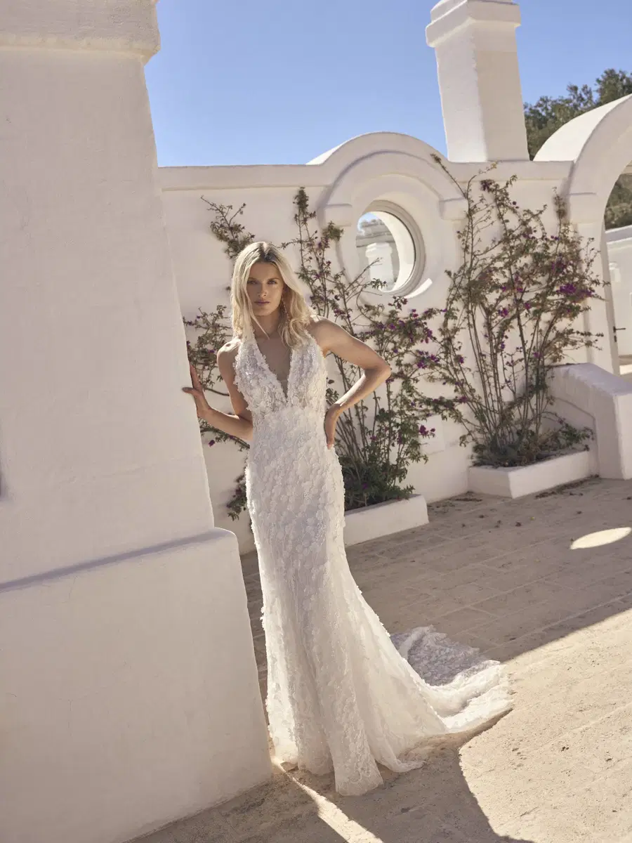 Laura von Modeca Bridal: Tiefer V-Ausschnitt, Ärmellos, Spitze