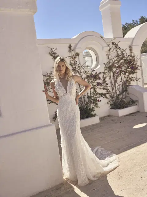 Laura Brautkleid von Modeca Bridal, Spitze, Tiefer V-Ausschnitt
