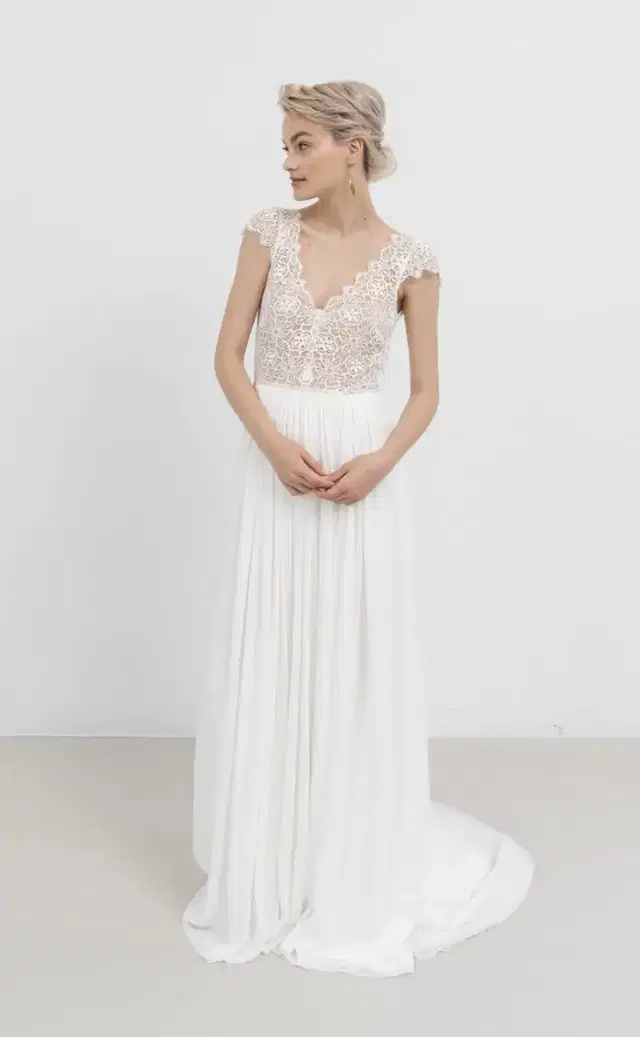 Ornament Bow by Kisui: A-Line silhouette, V-neck neckline, cap sleeves, chiffon