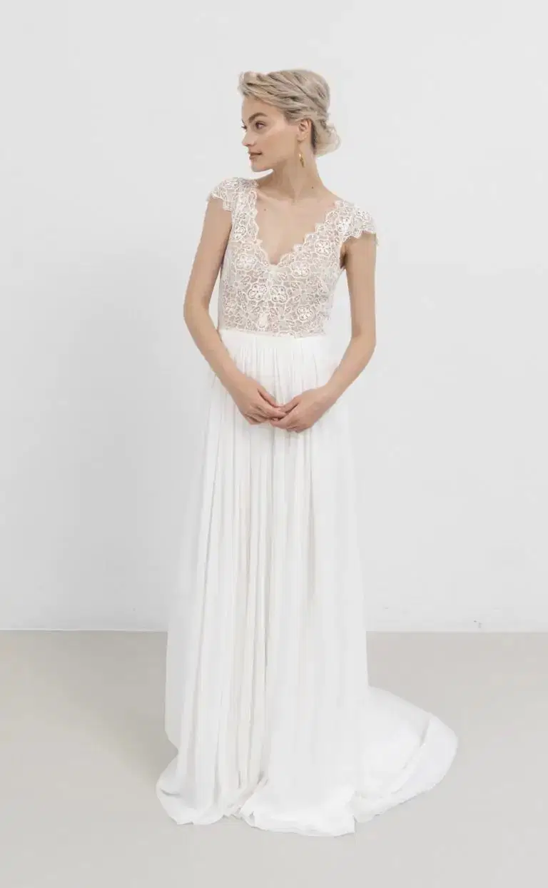 Ornament Bow by Kisui: A-Line silhouette, V-neck neckline, cap sleeves, chiffon