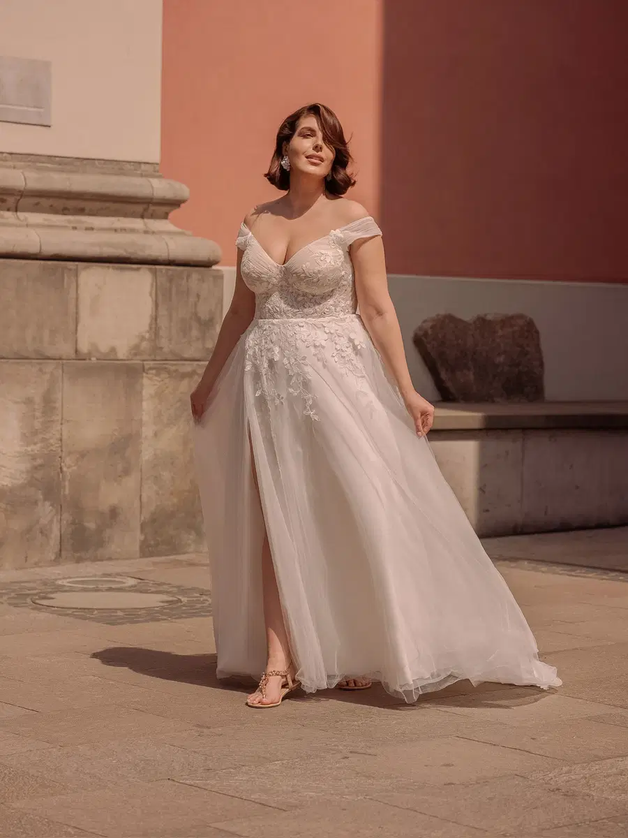 LO-472T by Agnes: A-Line silhouette, sweetheart neckline, short sleeves, tulle