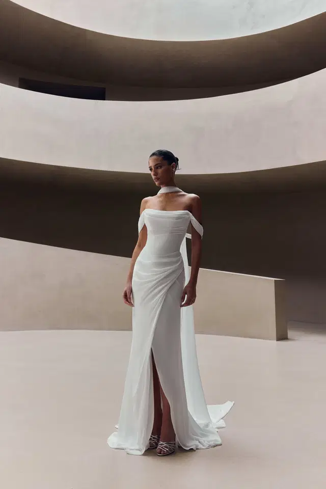 Elyssar by Milla Nova: Straight silhouette, detachable sleeves, chiffon
