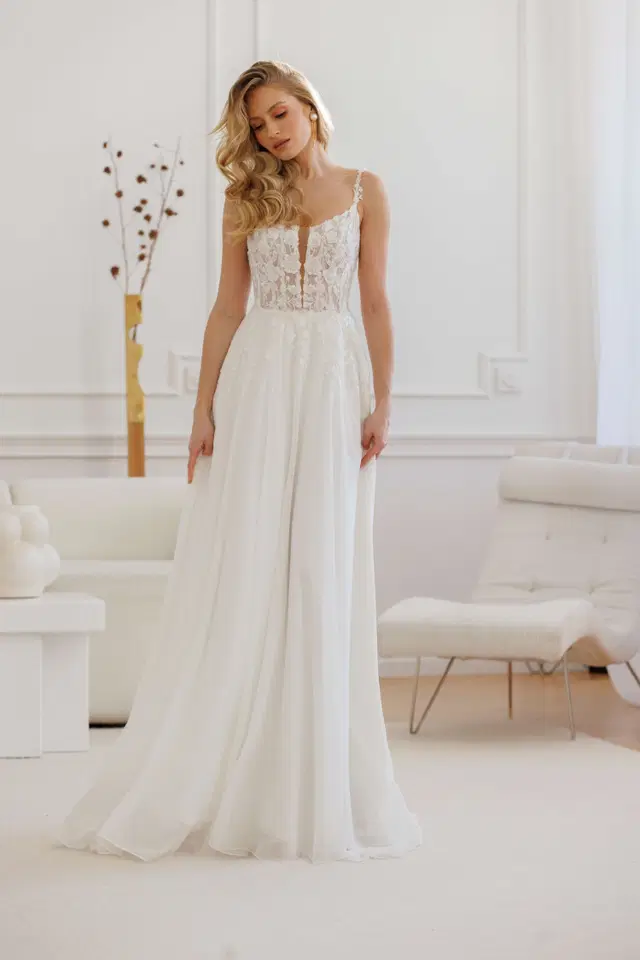 Amanti by Jarice: A-Line silhouette, straight neckline, chiffon