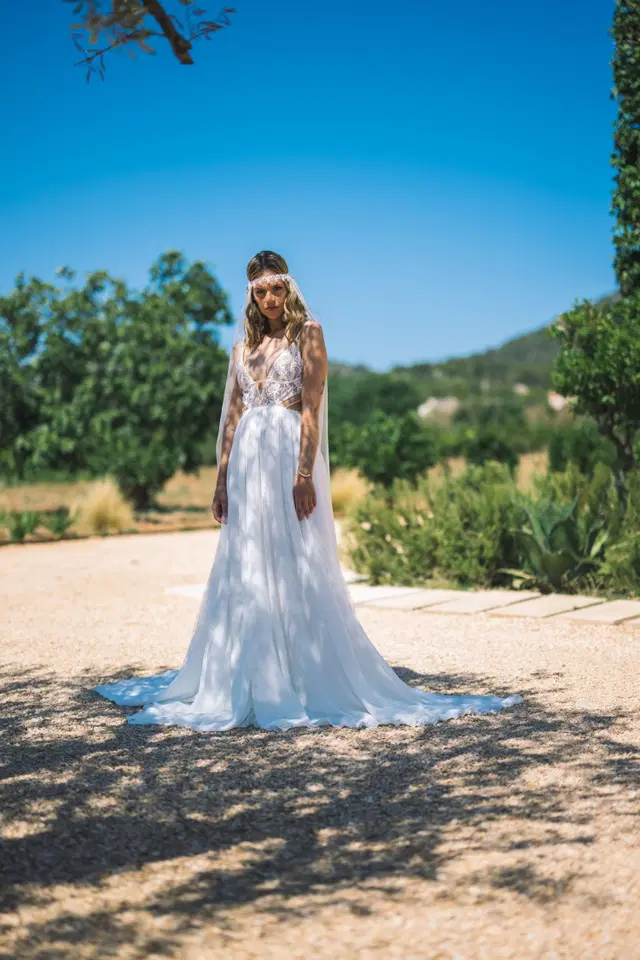 Dara by Malee: A-Line silhouette, V-neck neckline, sleeveless, chiffon