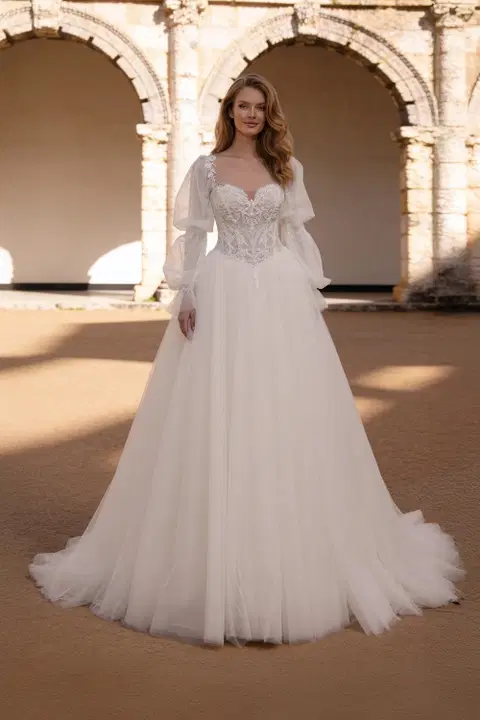 Style 6500 wedding dress by Daniela Di Marino, princess, lace