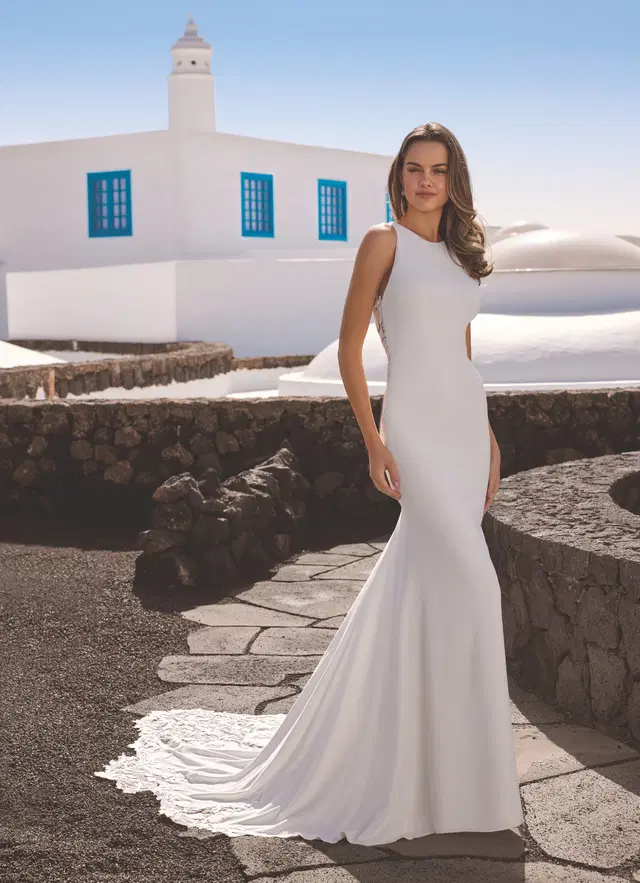 Eira by Enzoani: Straight silhouette, high / halter neckline, lace