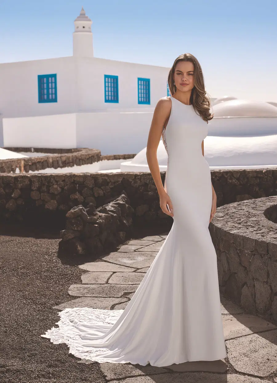 Eira by Enzoani: Straight silhouette, high / halter neckline, lace