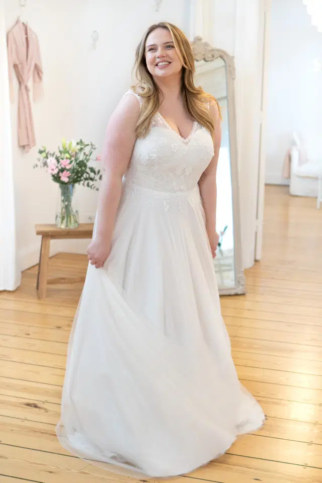 Ioana by Sanna Lindström: A-Line silhouette, V-neck neckline, sleeveless, lace