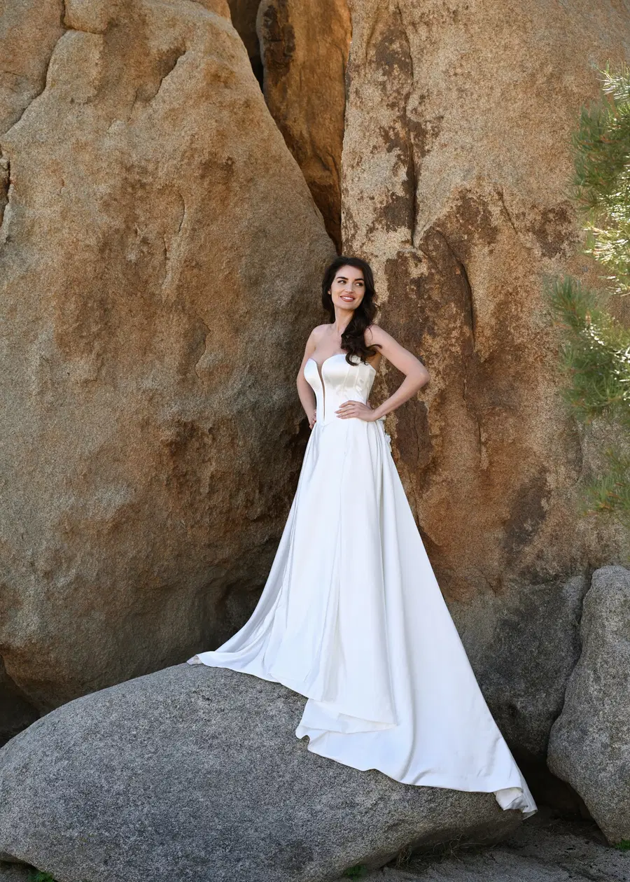 SANTA CLARITA by Dando London: Ball Gown silhouette, sweetheart neckline, sleeveless, satin