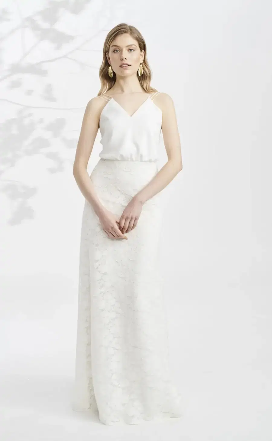 Skara by Kisui: Fit & Flare silhouette, V-neck neckline, sleeveless, lace