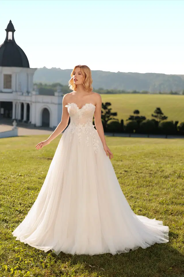 1112 by Angela Bianca: Ball Gown silhouette, sweetheart neckline, sleeveless, lace