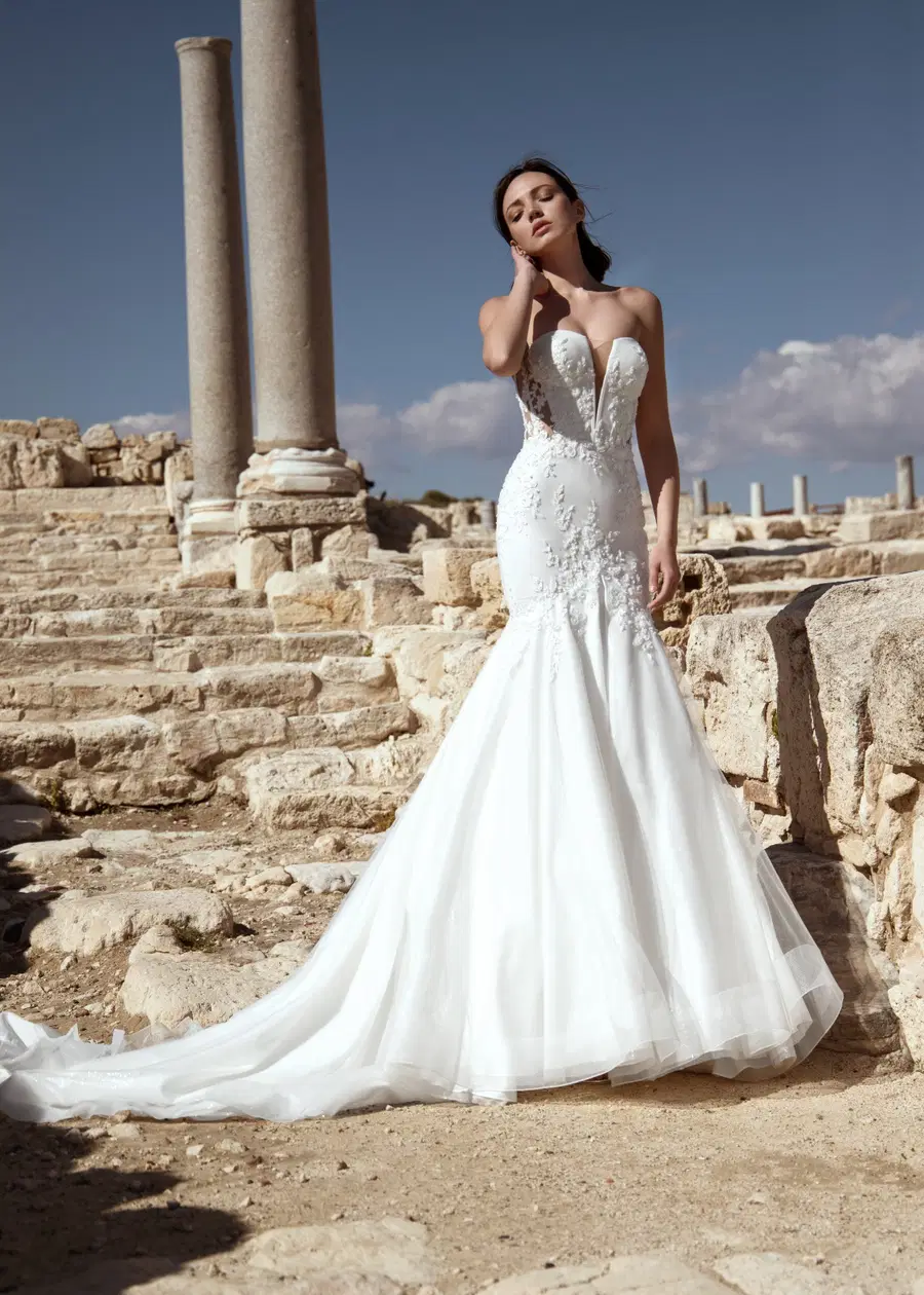 Madrid by Dando London: Mermaid silhouette, sweetheart neckline, sleeveless, lace