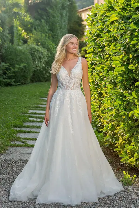 VN08 ivory wedding dress by Vera Nova, A-line, V-neck