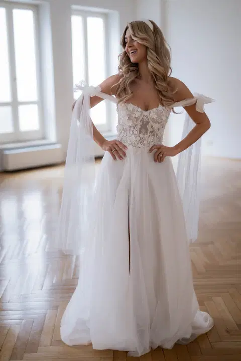 Mary Bloom wedding dress by Fan Xia, A-line, tulle