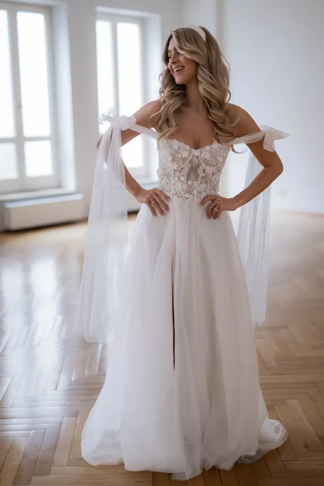 Mary Bloom by Fan Xia: A-Line silhouette, sweetheart neckline, tulle