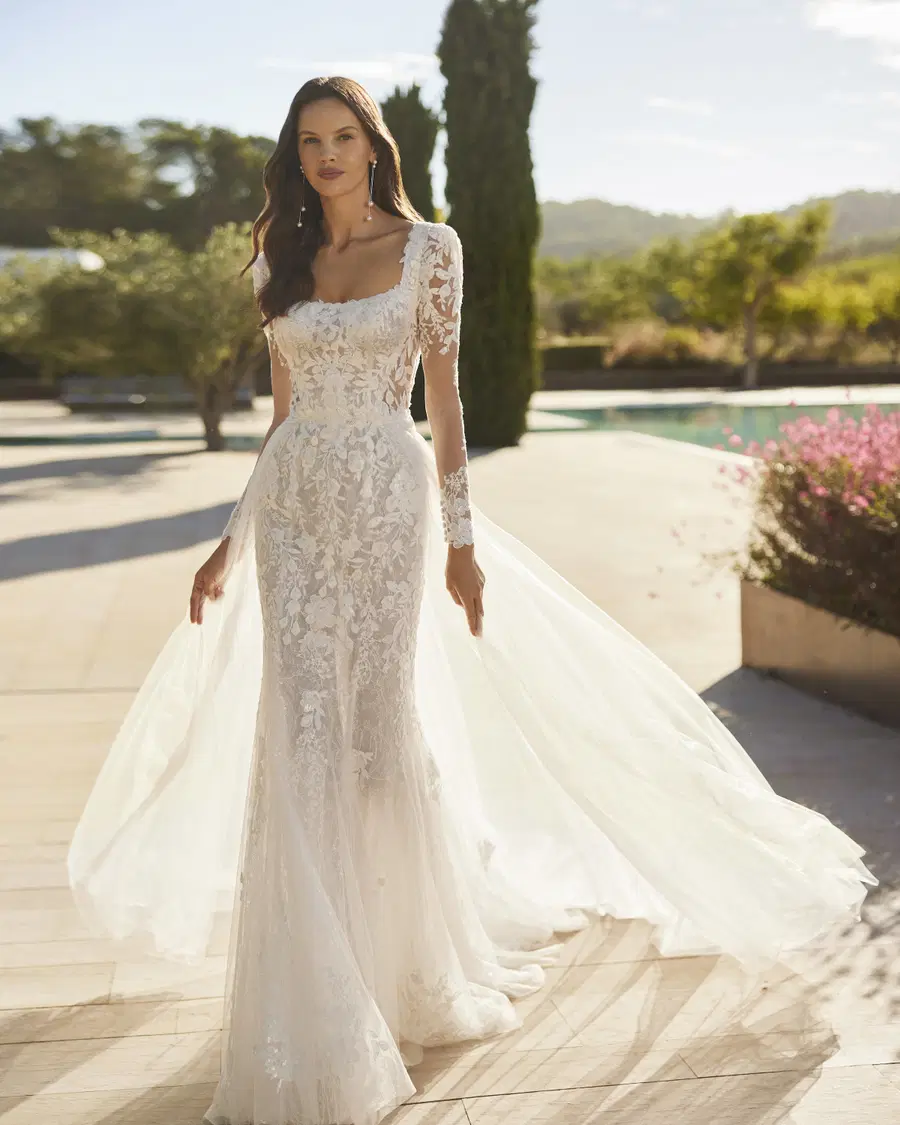 Sedal by Adriana Alier: Mermaid silhouette, square neckline, long sleeves, lace