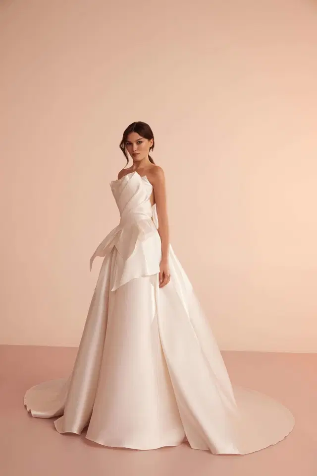 L410 by Ariamo Light: Ball Gown silhouette, straight neckline, sleeveless, tulle