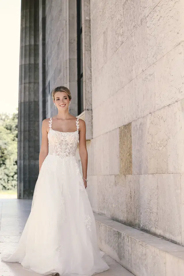 Cordula by Amo & Luv: A-Line silhouette, sweetheart neckline, sleeveless, lace
