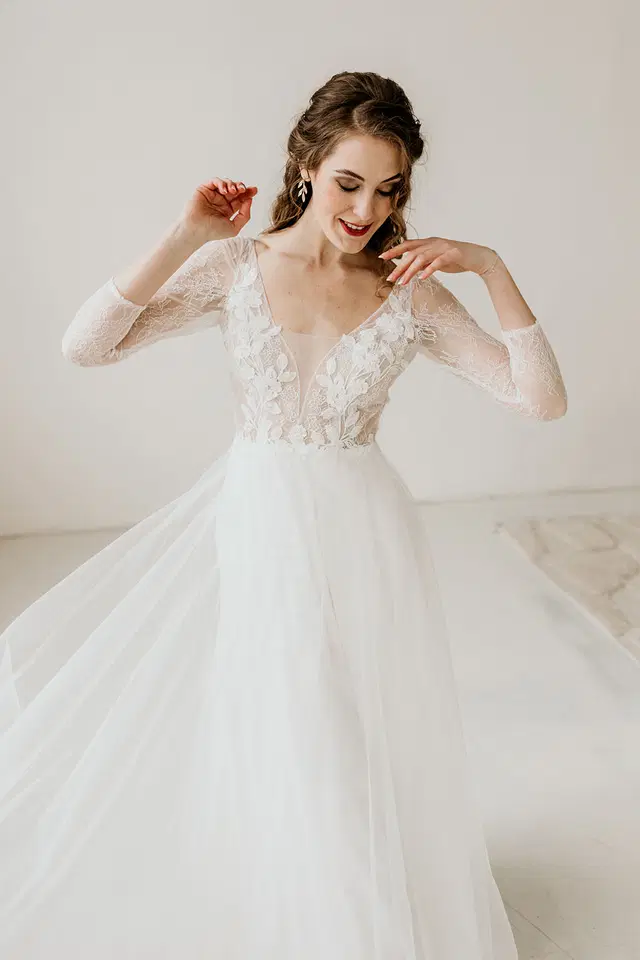 RUTH by Esther Hofmann: A-Line silhouette, V-neck neckline, long sleeves, lace