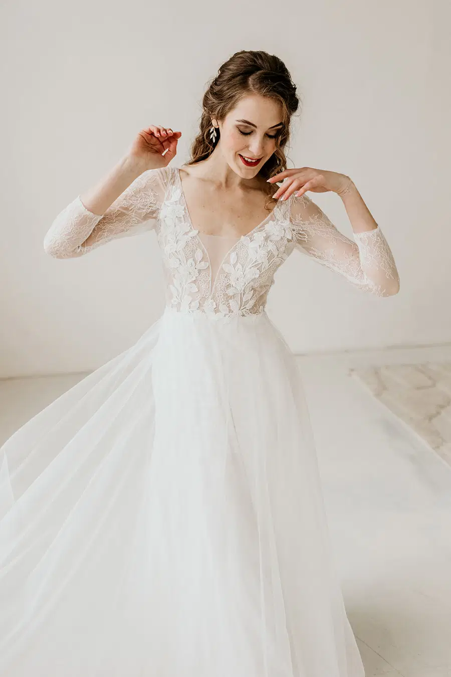 RUTH by Esther Hofmann: A-Line silhouette, V-neck neckline, long sleeves, lace