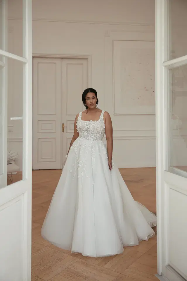 November by Wona Concept: A-Line silhouette, square neckline, short sleeves, lace