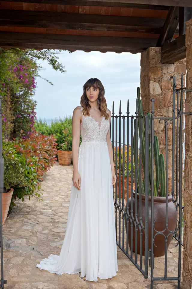 LB312 by Lohrengel: A-Line silhouette, V-neck neckline, sleeveless, lace