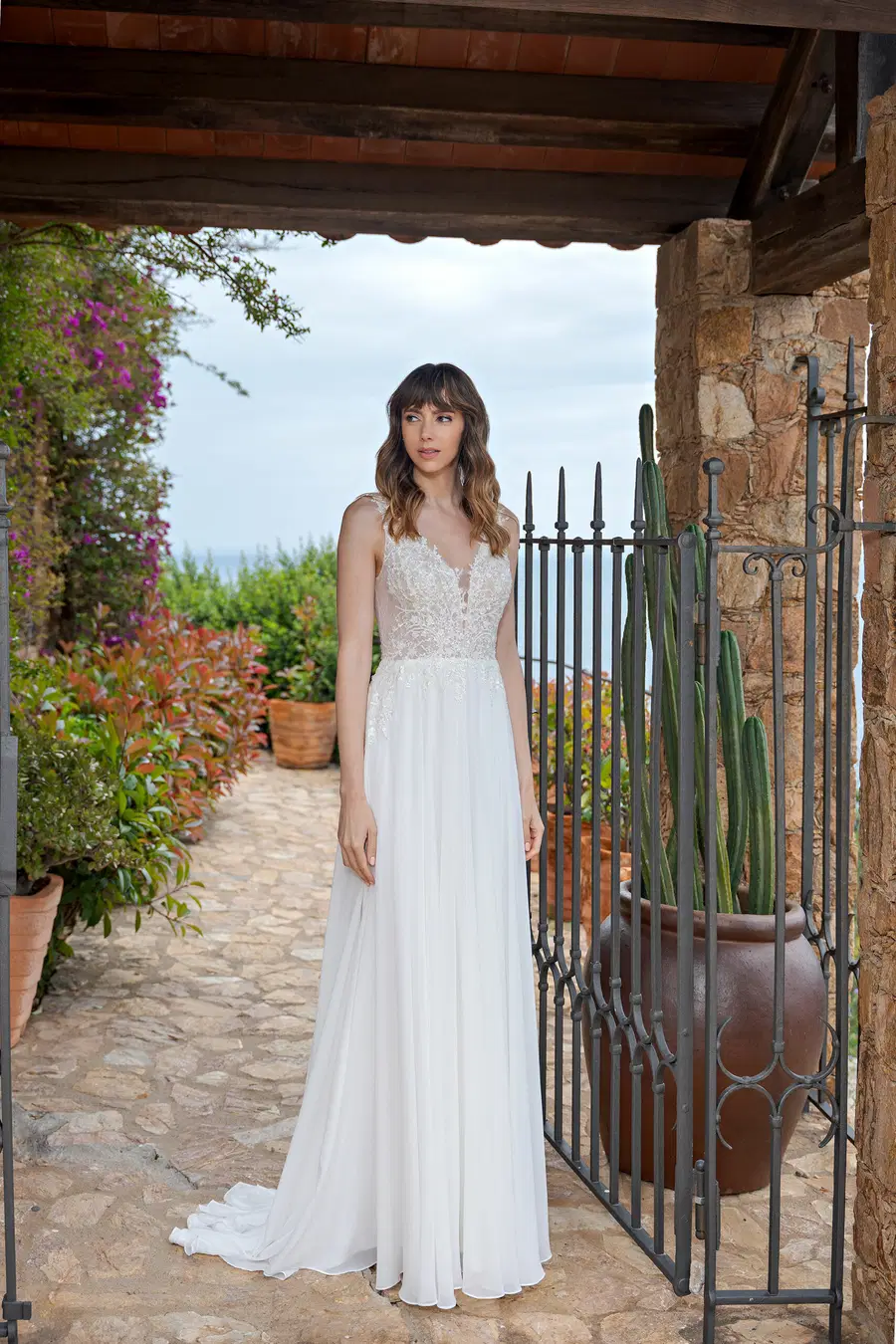 LB312 by Lohrengel: A-Line silhouette, V-neck neckline, sleeveless, lace