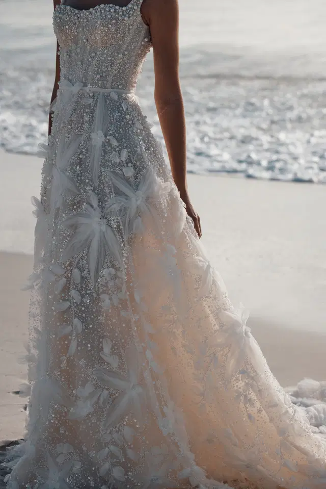 Thelma by Wona Concept: A-Line silhouette, sweetheart neckline, sleeveless, lace