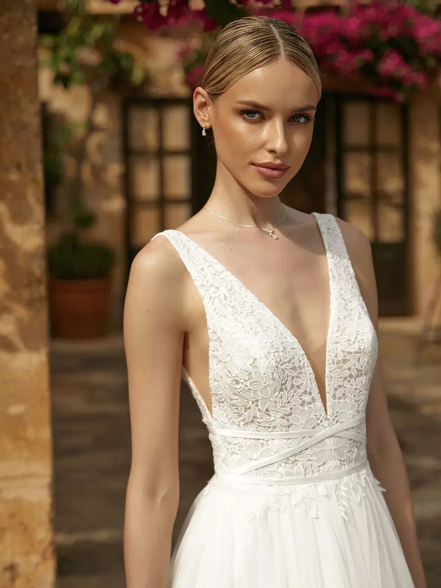 KEIRA by Bianco Evento - view 3 of 4