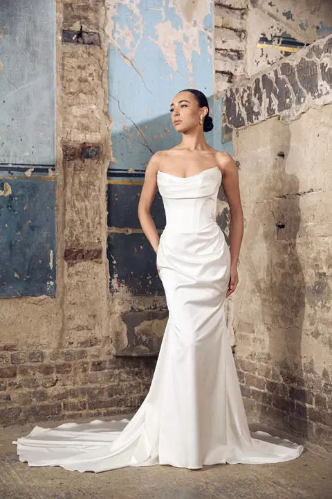 Marlborough House Brautkleid von Dando London, Gerade, Satin