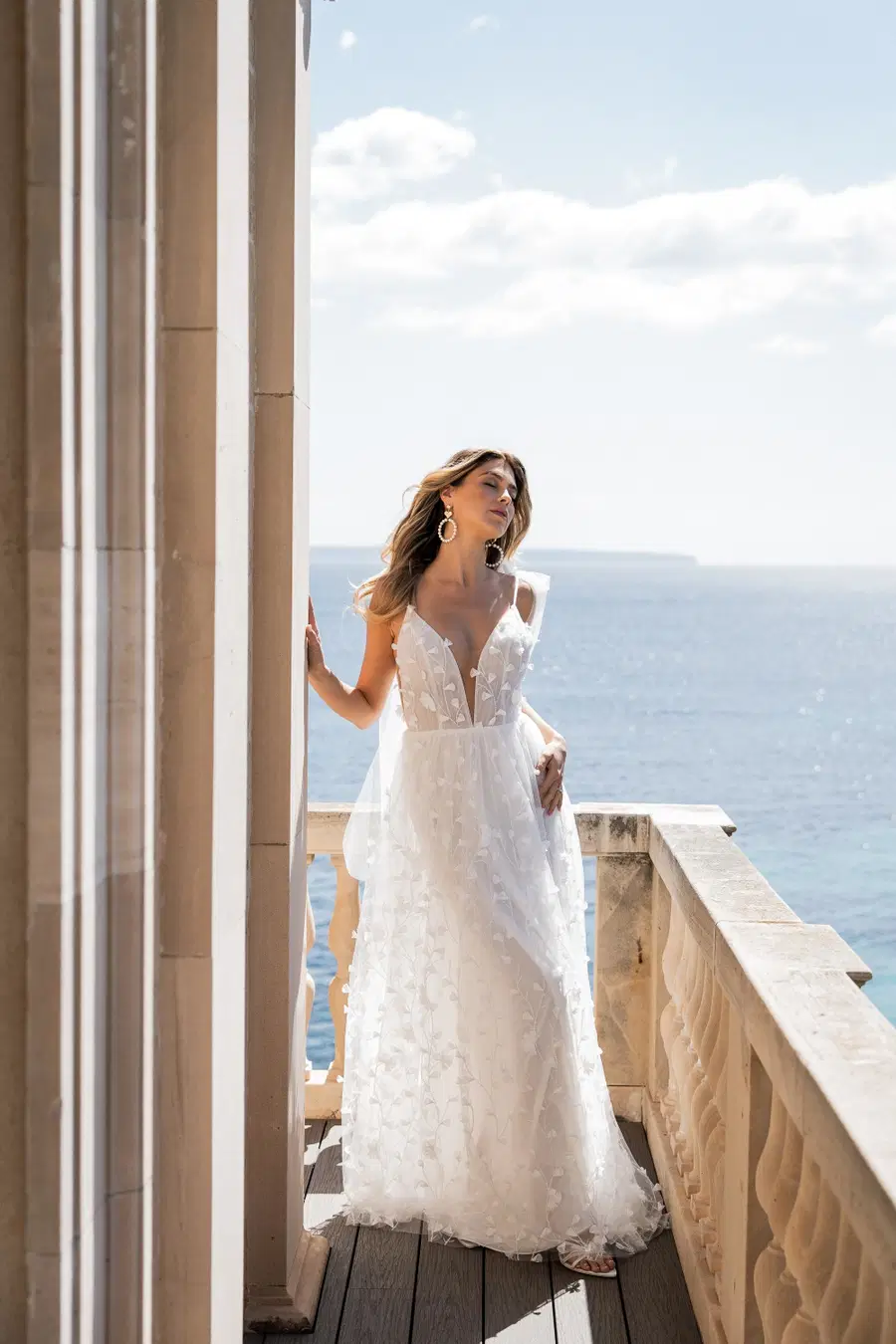 Fleur 3D by Fan Xia: Straight silhouette, V-neck neckline, tulle