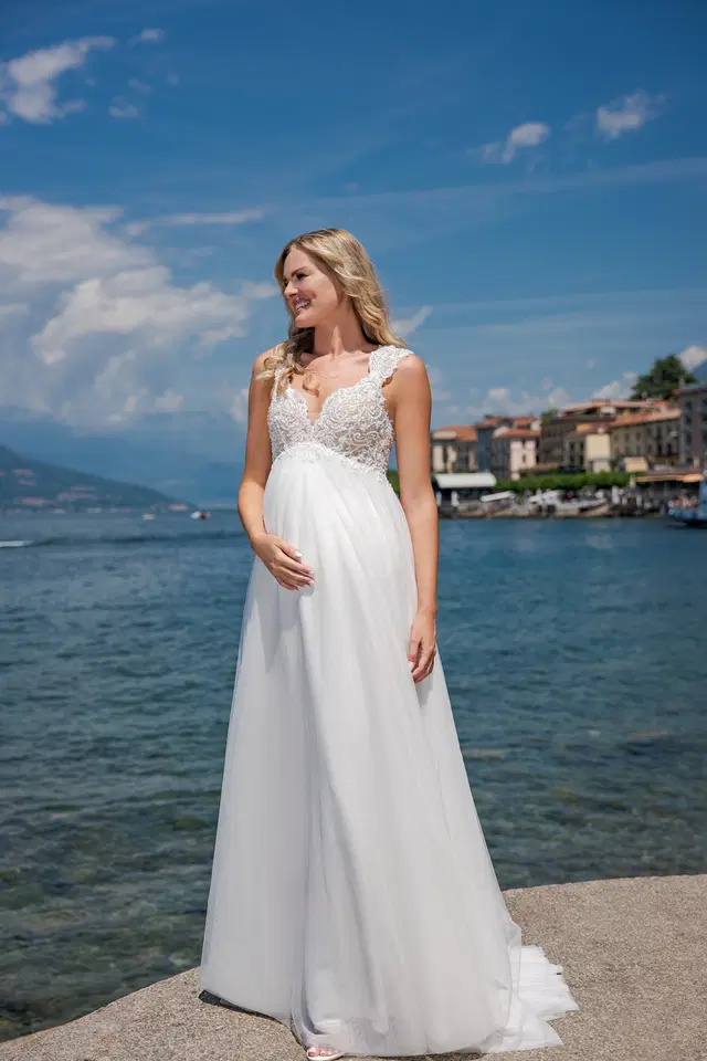 VN55 ivory by Vera Nova: A-Line silhouette, V-neck neckline, cap sleeves, tulle