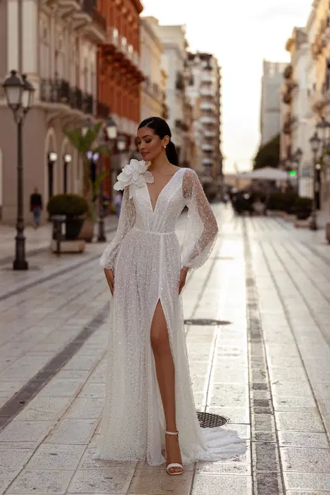 Awesome wedding dress by Carfelli, trumpet, lace