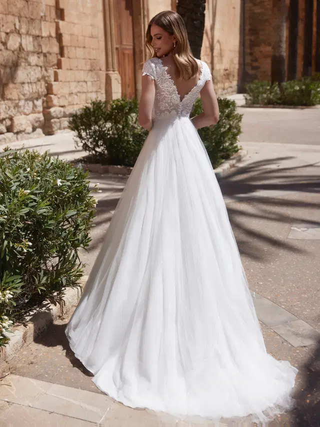 Uriel by Bianco Evento - view 2 of 4