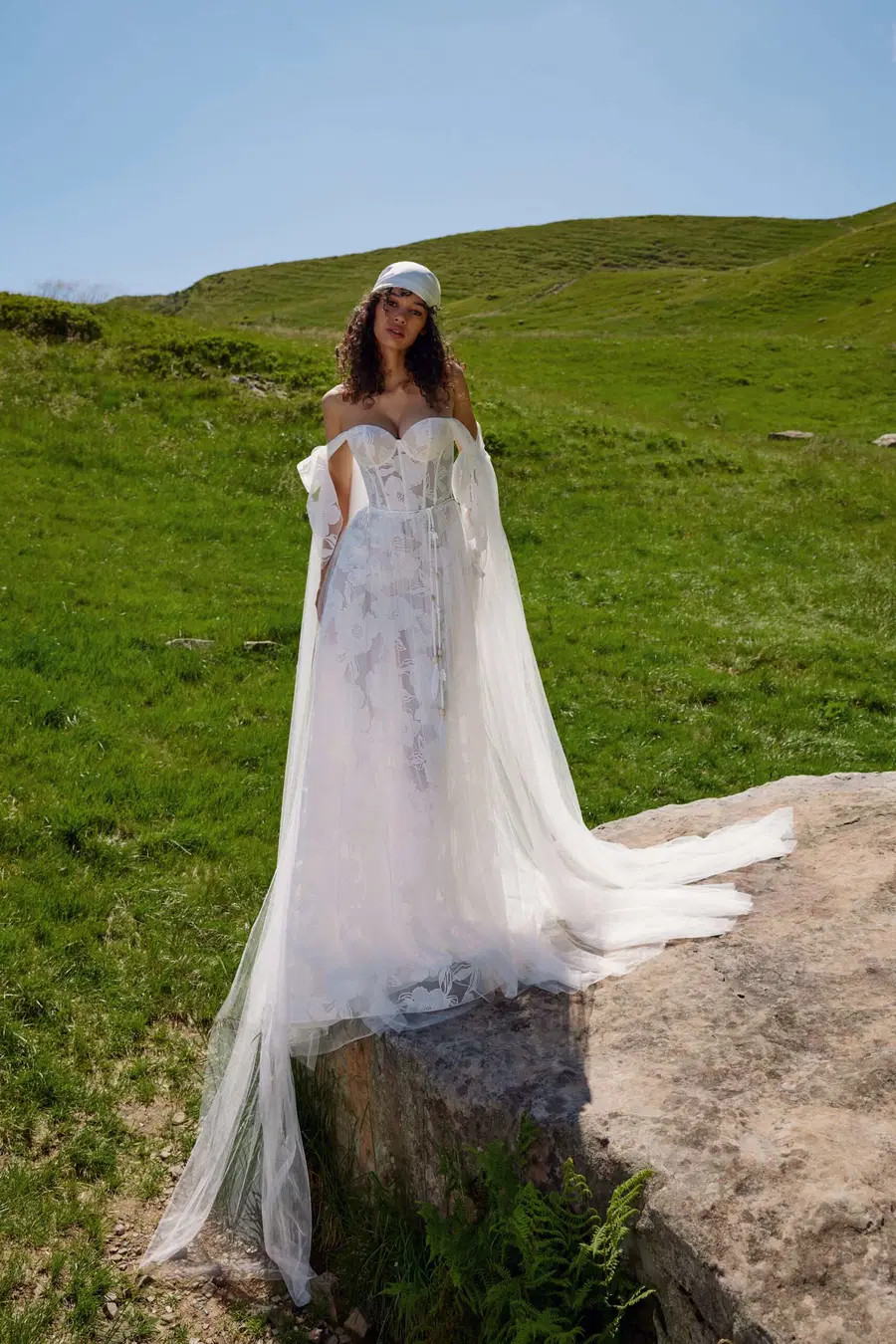 Filippo Bruneleschi by Ariamo Boho: Trumpet silhouette, sweetheart neckline, detachable sleeves, lace