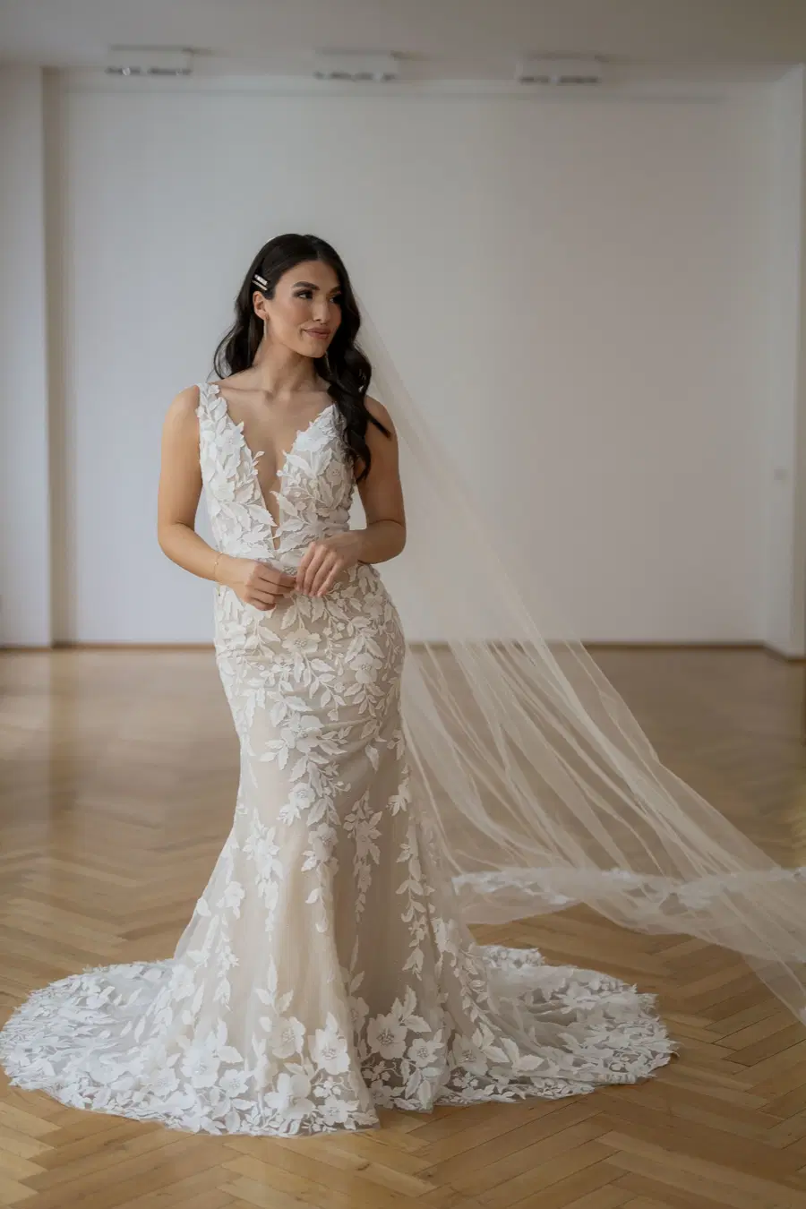 Luisa by Fan Xia: Fit & Flare silhouette, V-neck neckline, tulle