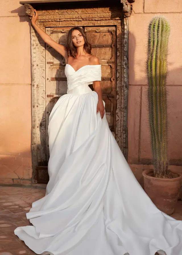 THE PRINCESS BRIDE by Dando London: Ball Gown silhouette, sweetheart neckline, sleeveless, mikado