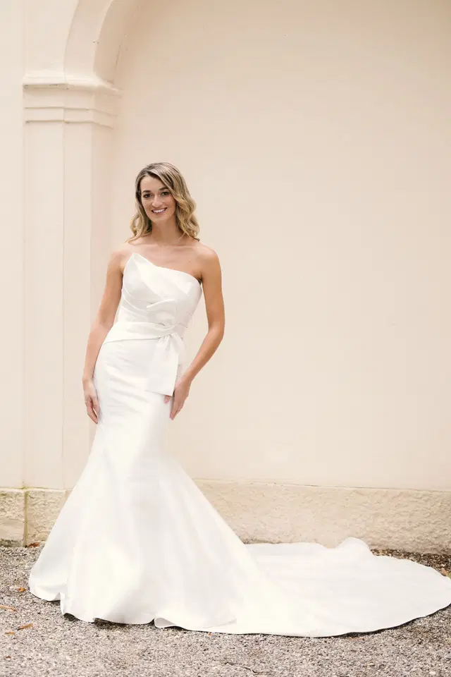 Claire by Amo & Luv: Mermaid silhouette, asymetric neckline, sleeveless, satin