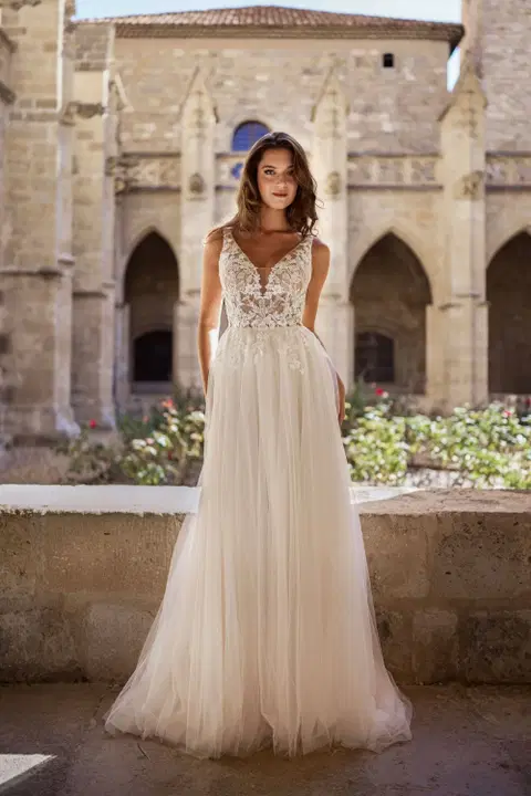 Style 27607 wedding dress by Très Chic, A-line, tulle