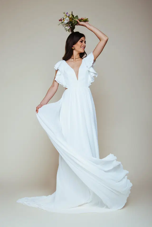 Cleo by KUESS die BRAUT: A-Line silhouette, V-neck neckline, short sleeves, chiffon
