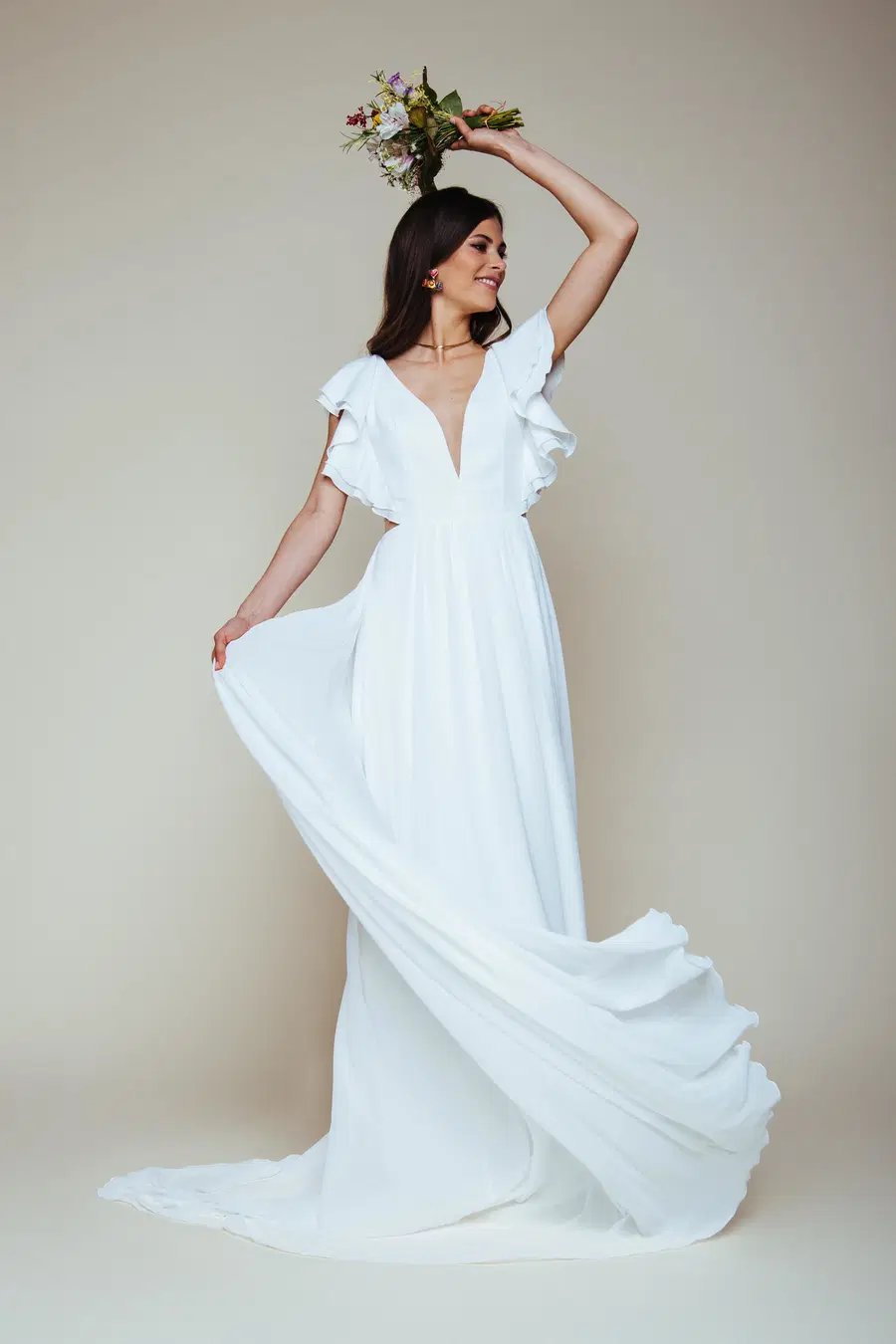 Cleo by KUESS die BRAUT: A-Line silhouette, V-neck neckline, short sleeves, chiffon