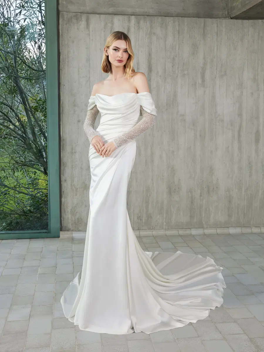 VIVIAMA by Pronovias: Mermaid silhouette, sleeveless, satin, cathedral train