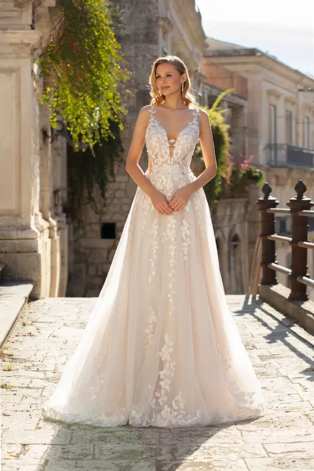 Anny by Jarice: A-Line silhouette, V-neck neckline, tulle