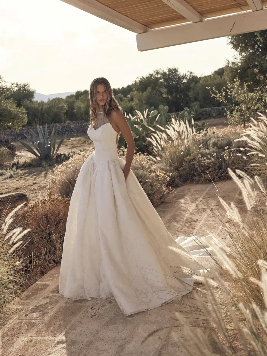 Lyzora von Modeca Bridal: Ballkleid, Illusions-Ausschnitt, Ärmellos, Tüll