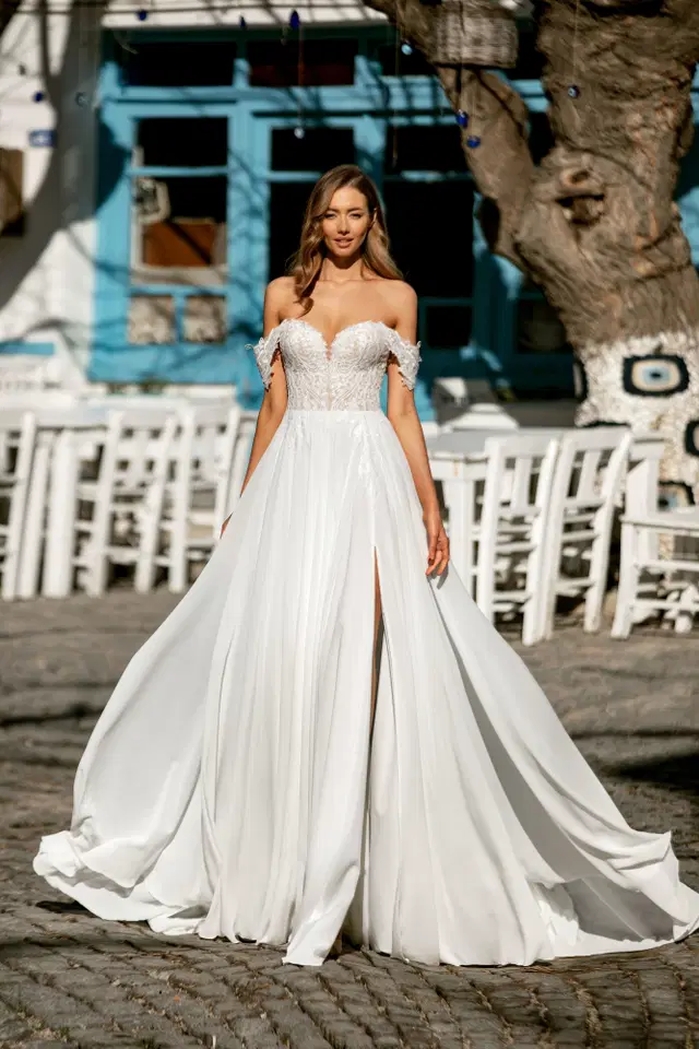 8181 Off-shoulders sleeves by Monica Loretti: Fit & Flare silhouette, V-neck neckline, long sleeves, lace