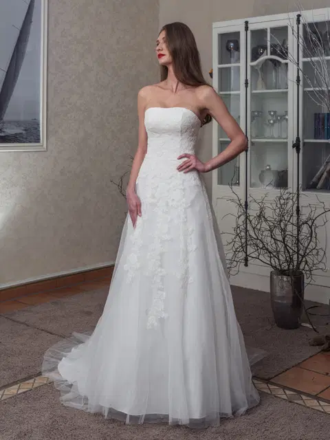 Style VN31 wedding dress by Vera Nova, A-line, tulle