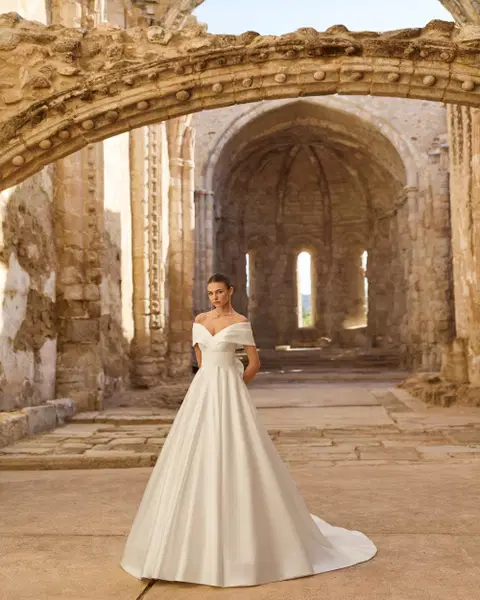Piuma wedding dress by Adriana Alier, A-line, chiffon