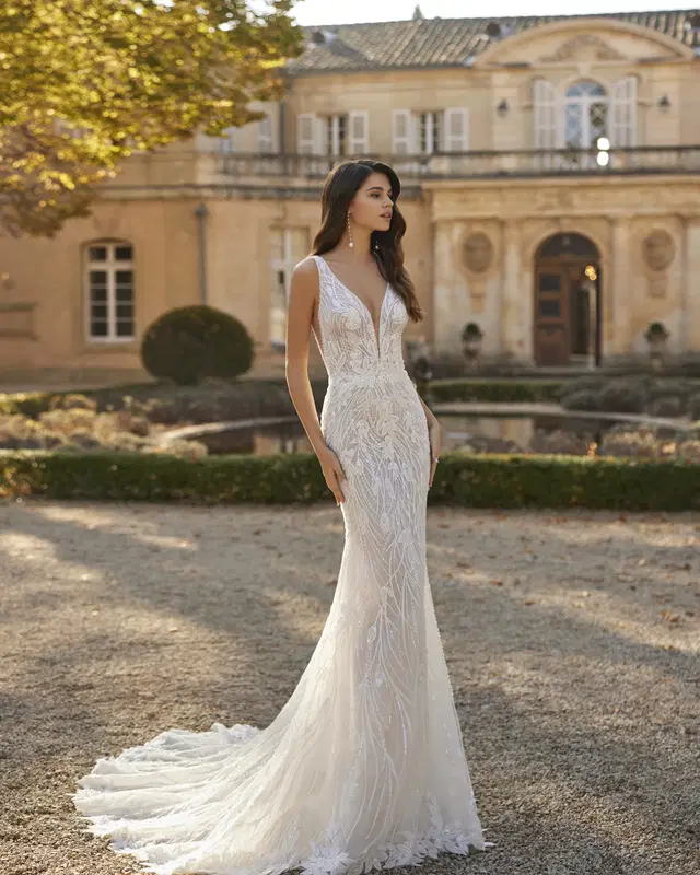 Vina by Rosa Clara: Mermaid silhouette, V-neck neckline, sleeveless, lace