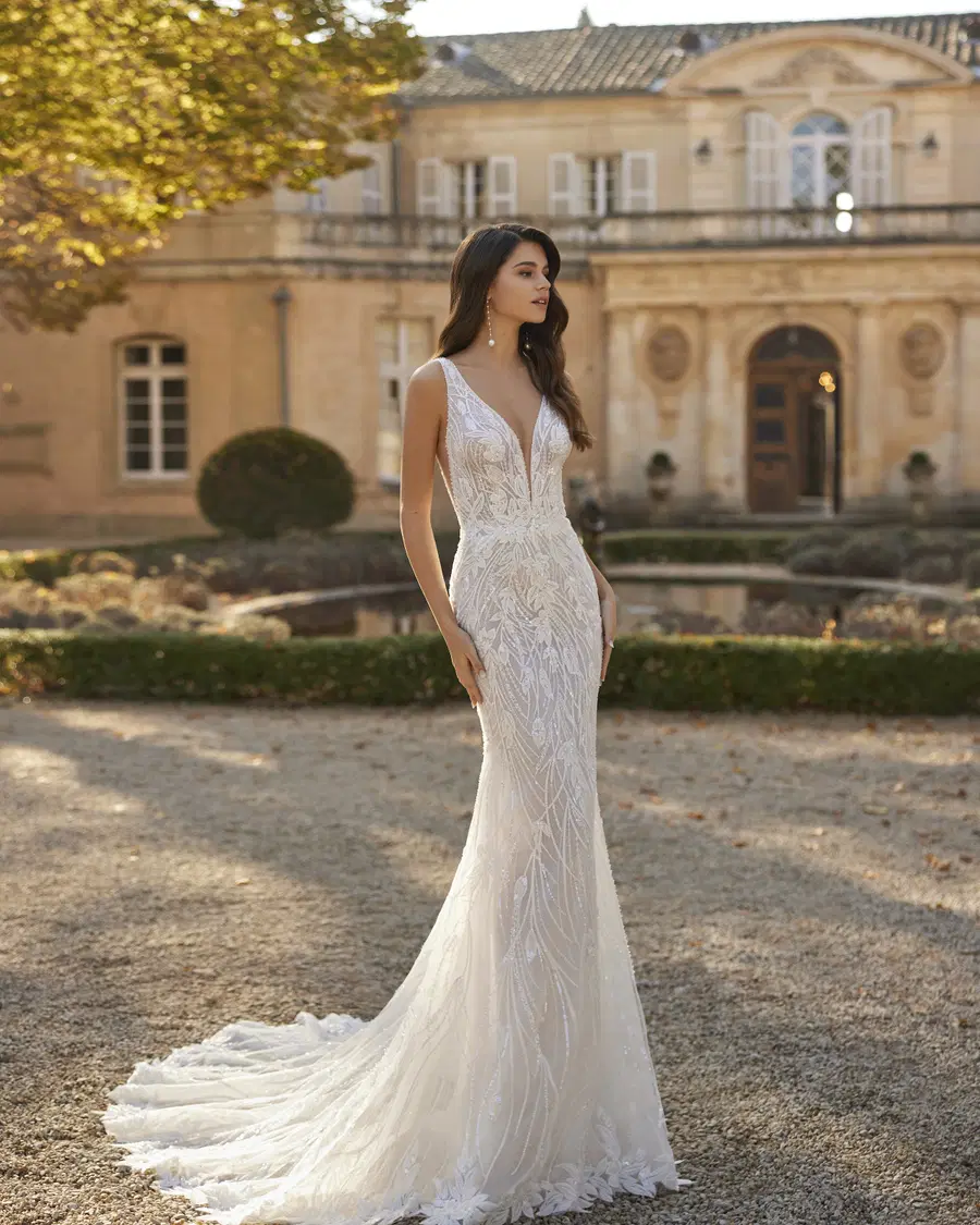 Vina by Rosa Clara: Mermaid silhouette, V-neck neckline, sleeveless, lace