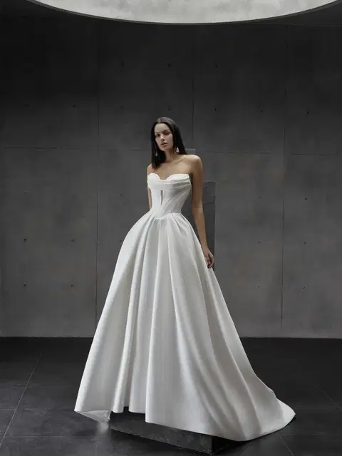 Evelina wedding dress by Jarice, ball gown, semi sweetheart